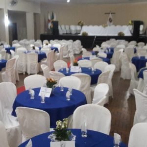 Mesa redonda com tampão, toalhas e 6 cadeiras com capa