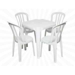 Mesa quadrada com cadeiras